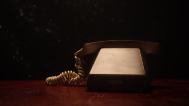 Koyu arka planda masada Retro telefon