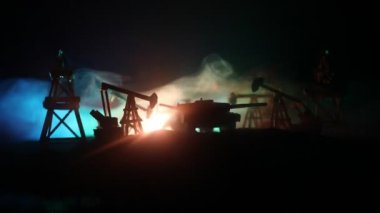 Sanat dekorasyonu. Petrol savaş konsepti. Petrol sahasında pompa ve kuleleri olan askeri siluetler. Misty renkli gökyüzü arka plan. Zırhlı araçlar dövüş sahnesi. 