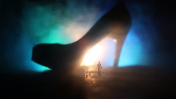艺术品装饰 一个男人的剪影站在路中间的一个雾蒙蒙的夜晚 巨大的高跟鞋高跟鞋 妇女权力或妇女统治的概念 选择性对焦 — 图库视频影像