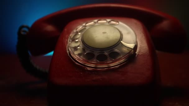 Ретро Телефон Столі Темному Фоні — стокове відео