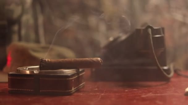 Крупним Планом Кубинських Сигар Попільничка Дерев Яний Стіл Комуністичної Диктатор — стокове відео