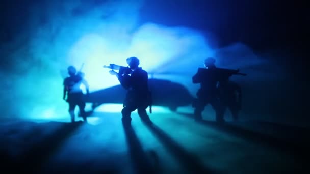 Silhouette eines Militärhubschraubers, der bereit ist, aus dem Konfliktgebiet zu fliegen. dekorierte Nachtaufnahmen mit Helikoptern, die in der Wüste mit nebelgetöntem Gegenlicht starten. Selektiver Fokus. — Stockvideo