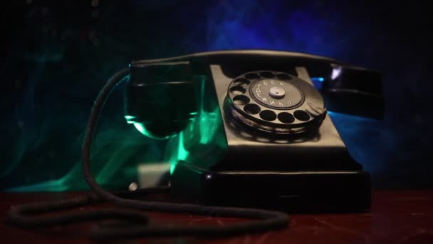 Retro Telefon Auf Tisch Auf Dunklem Hintergrund — Stockvideo