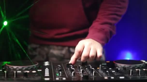 Spinning Mixing Scratching Night Club Hands Ajustam Vários Controles Faixa — Vídeo de Stock