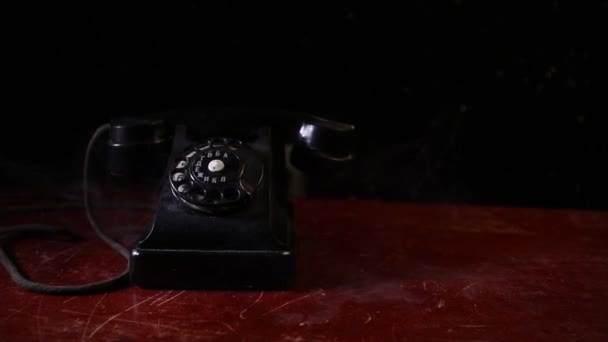 Retro Telefon Auf Tisch Auf Dunklem Hintergrund — Stockvideo