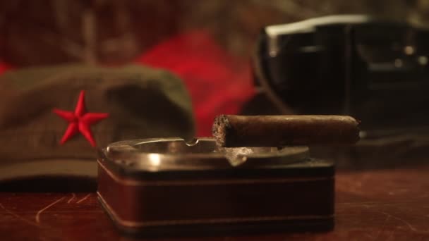 Nahaufnahme Einer Kubanischen Zigarre Und Eines Aschenbechers Auf Dem Holztisch — Stockvideo