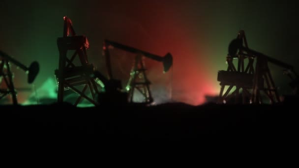 アートワークの装飾 石油戦争の概念 ポンプとリグを備えた油田での軍用シルエット カラフルな空の背景をミスティ 装甲車ファイティングシーン — ストック動画