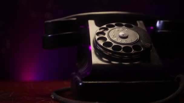 Retro Telefon Asztalon Sötét Háttér — Stock videók