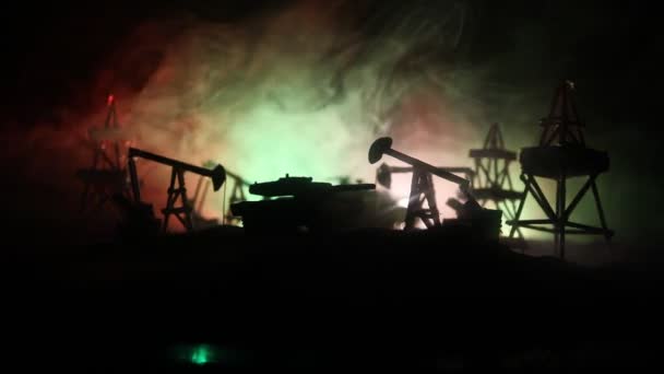 アートワークの装飾 石油戦争の概念 ポンプとリグを備えた油田での軍用シルエット カラフルな空の背景をミスティ 装甲車ファイティングシーン — ストック動画