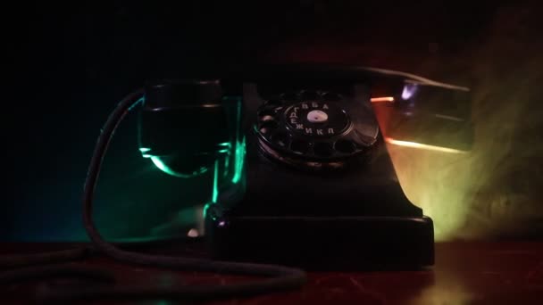 暗い背景にテーブルの上にレトロな電話 — ストック動画