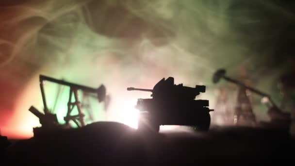 艺术品装饰 石油战争的概念 油田的军事剪影与泵和钻机 雾蒙蒙多彩多姿的天空背景 装甲车战斗现场 — 图库视频影像