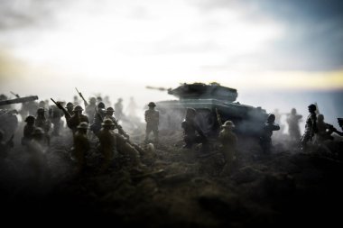 Savaş kavramı. Askeri savaş sis gökyüzü arka plan, Dünya Savaşı askerler siluetleri aşağıda bulutlu manzarası gün batımında dövüş sahnesinde siluetleri. Saldırı sahne. Zırhlı araçlar. tank içinde hareket
