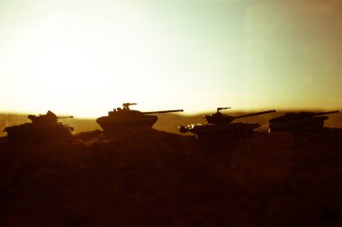 Savaş kavramı. Askeri savaş sis gökyüzü arka plan, Dünya Savaşı askerler siluetleri aşağıda bulutlu manzarası gün batımında dövüş sahnesinde siluetleri. Saldırı sahne. Zırhlı araçlar. tank içinde hareket