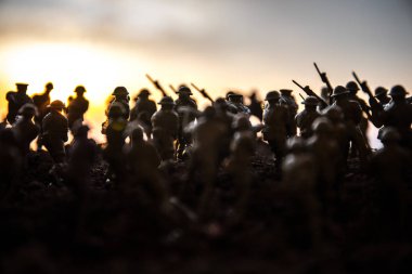 Savaş sahnesi. Askeri savaş sis gökyüzü arka plan üzerinde mücadele sahne siluetleri. Dünya Savaşı askerler siluetleri aşağıda bulutlu manzarası, gün batımı. Resim dekorasyon. Seçici odak