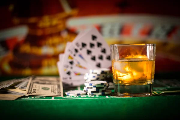 Hasardspel Fortune Spel Och Underhållning Koncept Närbild Kasinomarker Och Whisky — Stockfoto