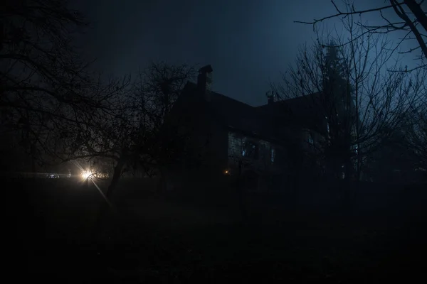 집이나 버려진 하우스 신비의 나무는 초현실적 공포의 핼러윈 — 스톡 사진
