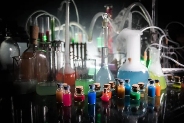 薬と化学のテーマ 研究室でのソリューションでガラスフラスコをテストします 科学と医学の背景 暗調を背景にした実験室試験管 科学研究機器コンセプト — ストック写真