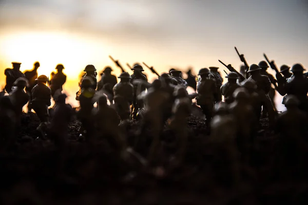 Cena Batalha Silhuetas Militares Lutando Cena Fundo Céu Nevoeiro Guerra — Fotografia de Stock