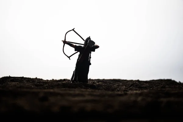 Středověká Bitva Scény Archerem Ohýbání Kolena Oblasti Tradičním Lukem Siluety — Stock fotografie