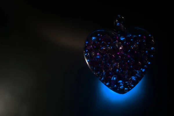 Conceito Dia Dos Namorados Coração Vidro Bonito Fundo Nebuloso Escuro — Fotografia de Stock