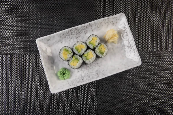 Japanse Sushi Ingesteld Plaat Klaar Serveren Prachtige Oost Stijl Tafeldecoratie — Stockfoto