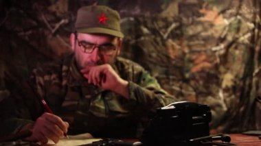Masada oturan kötü diktatör. Kızgın komünist genel oturma Merkez veya karanlık odada Küba Komutan. Studio dekorasyon