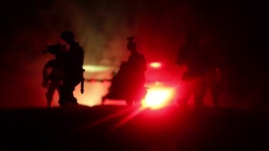 Askeri helikopter çatışma bölgesinden uçmaya hazır silüeti. Gece görüntüleri çöl sisli tonda sırt ile başlayarak helikopter ile dekore edilmiştir. Seçici odak.