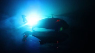 Askeri helikopter çatışma bölgesinden uçmaya hazır silüeti. Gece görüntüleri çöl sisli tonda sırt ile başlayarak helikopter ile dekore edilmiştir. Seçici odak.