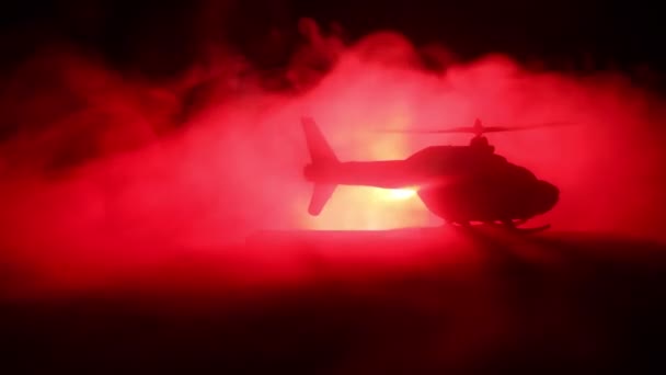 Silhuetten av militär helikopter redo att flyga från konfliktområdet. Dekorerade natt bilder med helikopter börjar i öknen med dimmigt tonas bakgrundsbelyst. Selektivt fokus. — Stockvideo