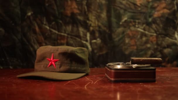 Zblízka Kubánský Doutník Popelník Dřevěný Stůl Komunistický Diktátor Velitel Tabulka — Stock video