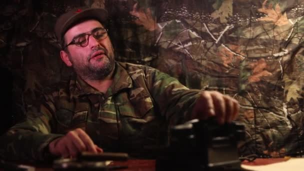 坐在桌子上的邪恶独裁者 愤怒的共产党将军坐在总部 或古巴指挥官坐在黑暗的房间里 一室公寓装饰 — 图库视频影像