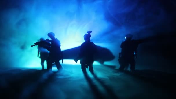 Silueta de helicóptero militar lista para volar desde zona de conflicto. Imágenes nocturnas decoradas con helicóptero comenzando en el desierto con niebla tonificada retroiluminada. Enfoque selectivo . — Vídeo de stock