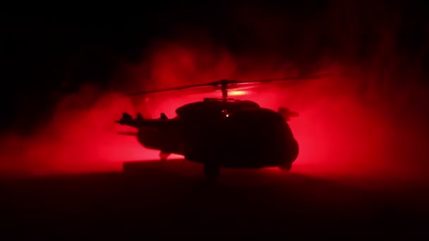 Silhuetten av militär helikopter redo att flyga från konfliktområdet. Dekorerade natt bilder med helikopter börjar i öknen med dimmigt tonas bakgrundsbelyst. Selektivt fokus. — Stockvideo