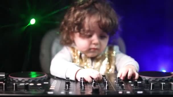 Spinning Mixing Scratching Night Club Hands Ajustam Vários Controles Faixa — Vídeo de Stock