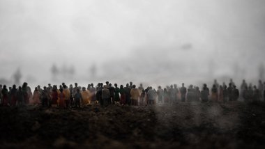 Düşman kavramı ile ele geçirdi. Askeri siluetleri ve kalabalığın üzerine savaş sis arka plan gökyüzü. Dünya Savaşı askerler ve korkmuş iken zırhlı araçlar hareketi izlerken insanlar. Resim dekorasyon. Seçici odak