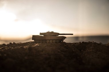 Savaş kavramı. Askeri savaş sis gökyüzü arka plan, Dünya Savaşı askerler siluetleri aşağıda bulutlu manzarası gün batımında dövüş sahnesinde siluetleri. Saldırı sahne. Zırhlı araçlar. tank içinde hareket