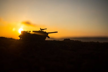 Savaş kavramı. Askeri savaş sis gökyüzü arka plan, Dünya Savaşı askerler siluetleri aşağıda bulutlu manzarası gün batımında dövüş sahnesinde siluetleri. Saldırı sahne. Zırhlı araçlar. tank içinde hareket
