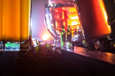 Soyut alkolizm kavramı. Sisli bir gecede dev gözlüklü yolun ortasında duran bir adam silüeti alkollü içecek ile dolu. Yaratıcı sanat çalışmaları dekorasyon