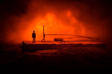 Yaratıcı kavramı. Resim dekorasyon kum koyu tonda sisli arka plan üzerinde fare kapanı. Fare kapanı bir adam yakalandı. Seçici odak