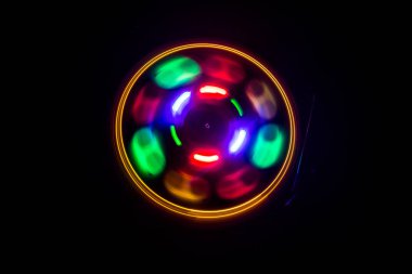 Müzik Dj konsepti. Yangın ve duman vinil kayıt üzerinde iz. Vinil disk yazma. Pikap vinil plak çalar koyu arka plan üzerinde. Seçici odak