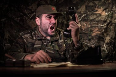 Masada oturan kötü diktatör. Kızgın komünist genel oturma Merkez veya karanlık odada Küba Komutan. Studio dekorasyon