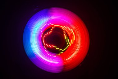 Müzik Dj konsepti. Yangın ve duman vinil kayıt üzerinde iz. Vinil disk yazma. Pikap vinil plak çalar koyu arka plan üzerinde. Seçici odak