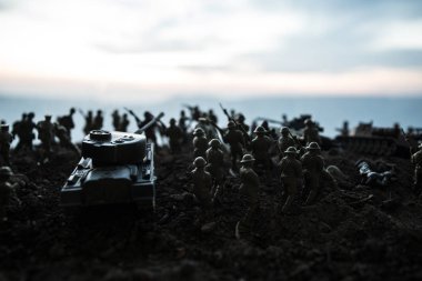 Savaş kavramı. Askeri savaş sis gökyüzü arka plan, Dünya Savaşı askerler siluetleri aşağıda bulutlu manzarası gün batımında dövüş sahnesinde siluetleri. Saldırı sahne. Zırhlı araçlar. tank içinde hareket