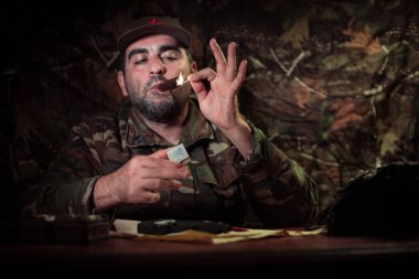 Masada oturan kötü diktatör. Kızgın komünist genel oturma Merkez veya karanlık odada Küba Komutan. Studio dekorasyon