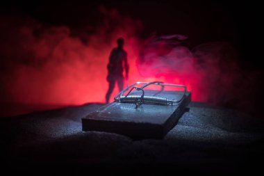 Yaratıcı kavramı. Resim dekorasyon kum koyu tonda sisli arka plan üzerinde fare kapanı. Fare kapanı bir adam yakalandı. Seçici odak