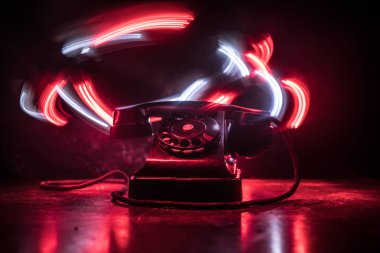 eski ahşap tahta sis ve tonda ışık ile karanlık arka plan sanat ile eski siyah telefonda. boş alanı. Seçici odak