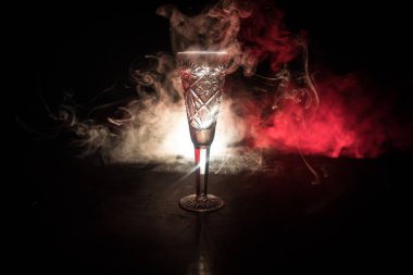 Tatlı şarap cam sis koyu arka plan ile. Güzel cam duman ve ışık ile. Seçici odak
