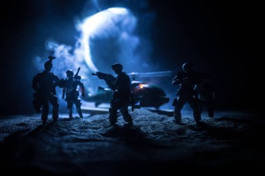 Resim dekorasyon. Askerler savaş helikopteri veya helikopter saldırı özel güçleri ile askeri operasyon sırasında çölde. Seçici odak