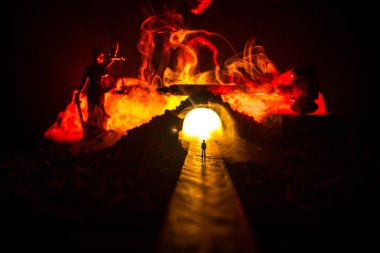 Hukuk hukuku ya da suç kavramı. Sisli bir gecede yolun ortasında tek başına duran bir adam. Kelepçeli sanat dekorasyonu, Adalet Heykeli ve sisli arka planda adalet tokmağı..