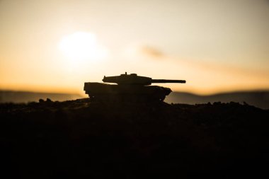 Savaş kavramı. Askeri savaş sis gökyüzü arka plan, Dünya Savaşı askerler siluetleri aşağıda bulutlu manzarası gün batımında dövüş sahnesinde siluetleri. Saldırı sahne. Zırhlı araçlar. tank içinde hareket